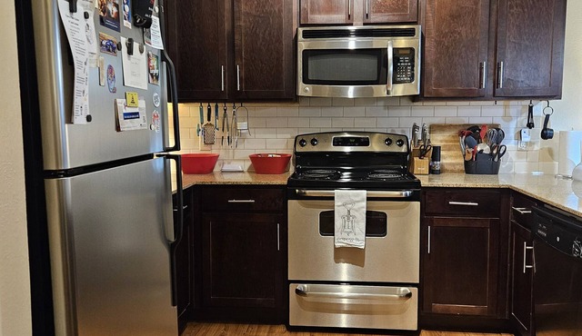 Cozy 2-bedroom apartment in So. Austin with backyard, WiFi, fitness room, pool
