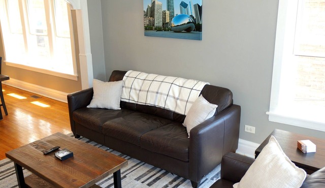Cozy 2-bedroom apartment in charming Berwyn with AC