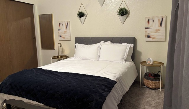 Cozy 2-bedroom apartment in charming Burien with WiFi near SeaTac airport