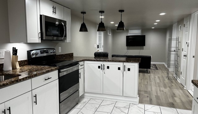 Cozy 2 bedroom apartment w/free parking