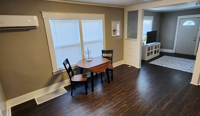 Cozy 2-bedroom apartment in charming Kokomo with AC, WiFi