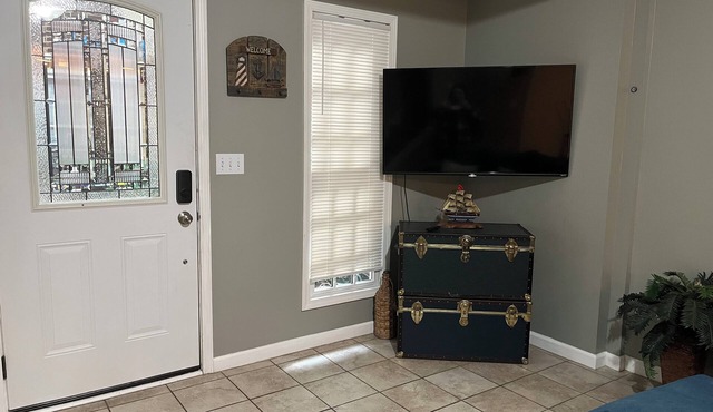 Cozy 2-bedroom apartment in charming Lorain with AC