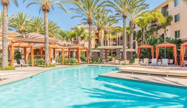 Cozy 2-bedroom apartment 7 min from Disneyland! Free parking and pool!