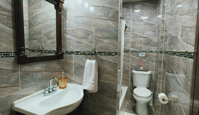 Cozy 2-bedroom apartment in Queens 8 mins to JFK and 30 mins to Manhattan