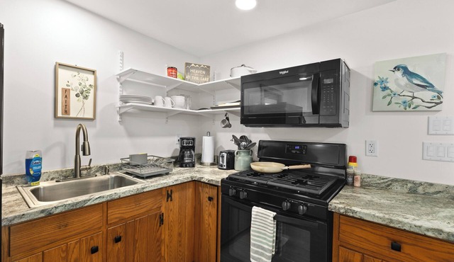 Cozy 2-bedroom apartment with AC, WiFi in charming Remsen