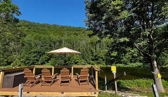 Cozy 2-bedroom apartment with Private River Access