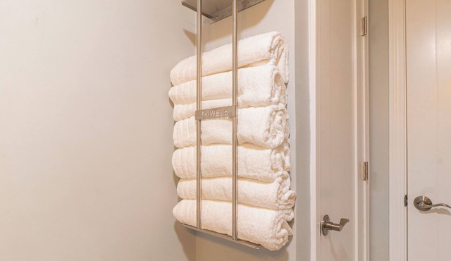 Cozy 2-bedroom apartment near Boston with free Wi-Fi, parking, laundry & dryer