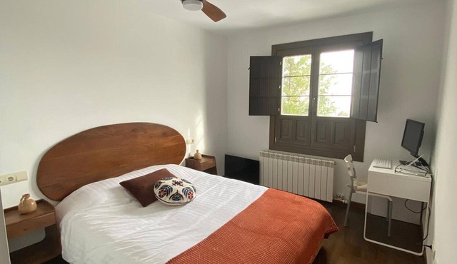 Cozy 2-Bedroom Apartment with Sofa Bed Near Jaca - Sleeps 6