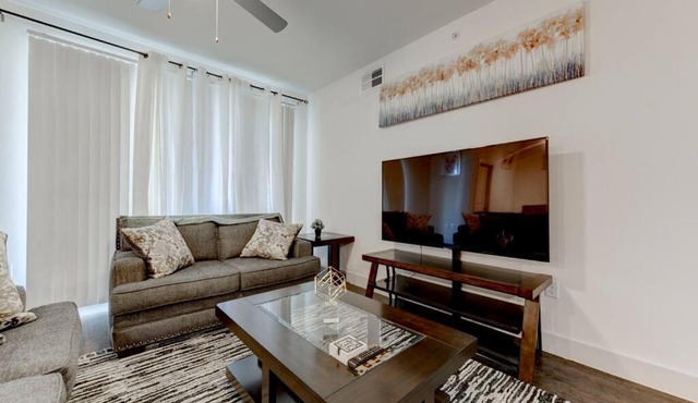 Cozy 2-bedroom apartment with pool view @ Domain Northside