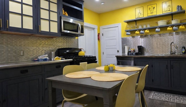 Cozy 2-bedroom apt in Kelly Square