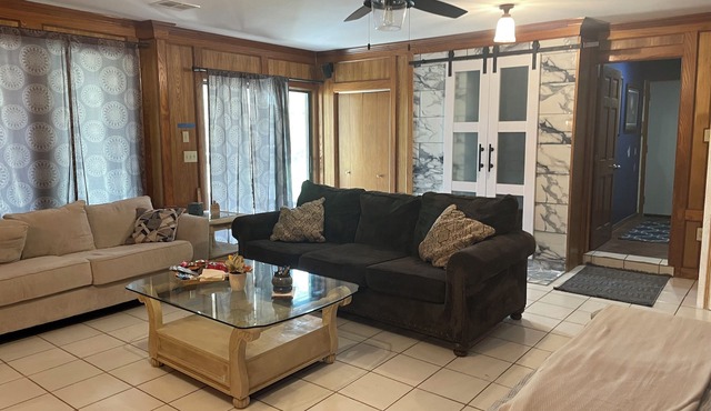 Cozy 2 bedroom apt on Bateman lake.Getaway to the peace and quiet in the country