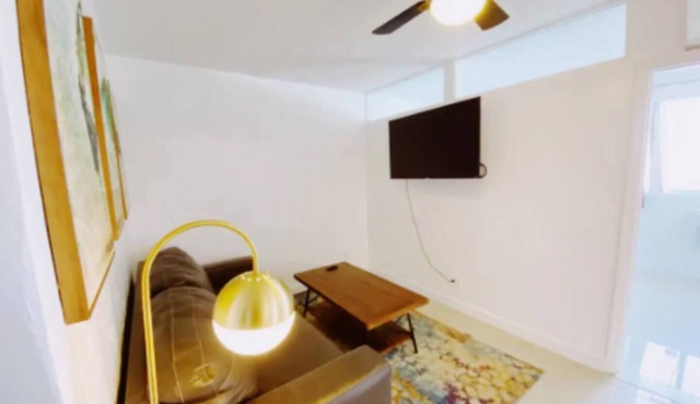 Cozy 2-Bedroom Apt w/Parking in Coconut Grove