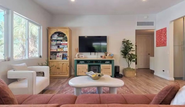 Cozy 2-bedroom bungalow in charming Cathedral City Cove