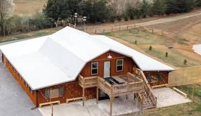 Cozy 2-bedroom barn in pleasant LaFayette with AC