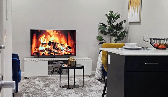 Cozy 2 Bedroom Basement Suite in SouthWest, Calgary - Fast Wifi + Free Parking.