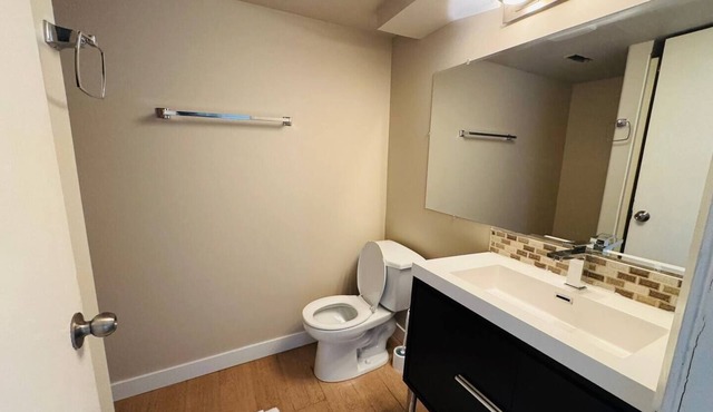 🏡 Cozy 2-Bedroom Basement Suite | Near Downtown Calgary | Free Parking