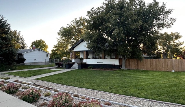 Cozy 2-Bedroom Basement Apartment. Pet Friendly!