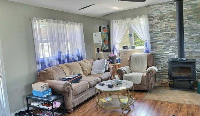 Cozy 2-bedroom bungalow in the country but minutes to the highway!