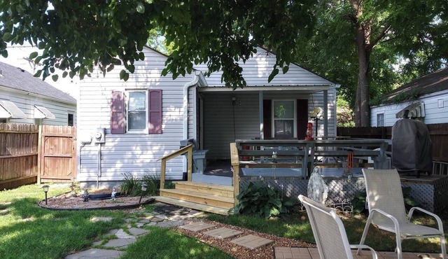 Cozy 2-bedroom bungalow with AC and WiFi in charming Springfield