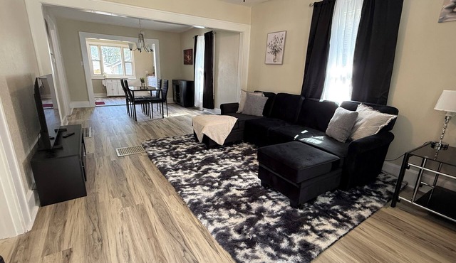 Cozy 2-bedroom bungalow in nice Terre Haute fully renovated