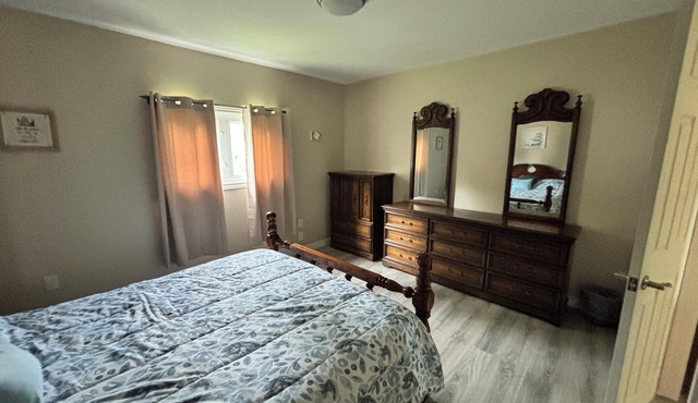 Cozy 2 bedroom Bungalow kms from lakes and parks