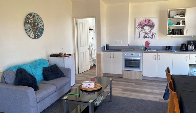 Cozy 2 bedroom bungalow w/seperate sleepout. 200m from the railtrail.