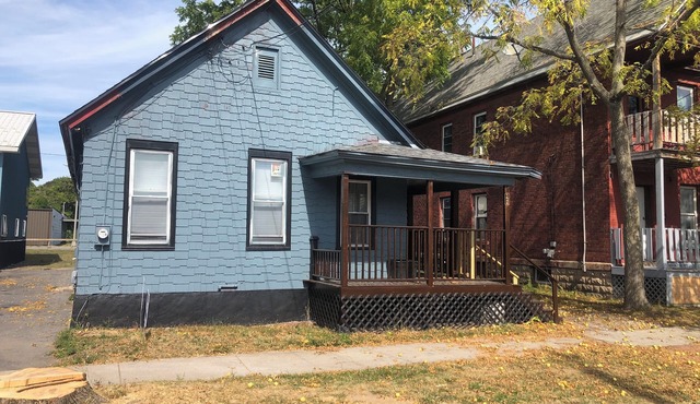 Cozy 2-bedroom bungalow in peaceful Utica with AC