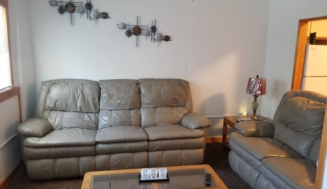 Cozy 2-bedroom bungalow, 10 minutes from beach, pet friendly