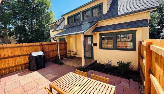 Cozy 2-bedroom bungalow in downtown Boulder with private parking,WiFi & AC