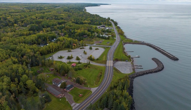 Cozy 2-bedroom bungalow on the beautiful north shore of Lake Superior, with AC