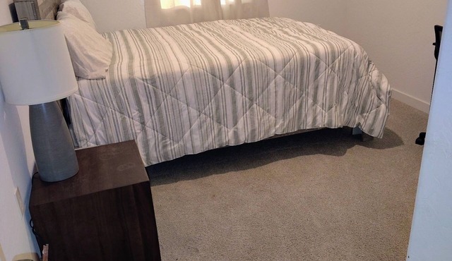 Cozy 2-bedroom bungalow in beautiful Fresno with AC
