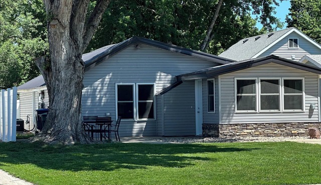 Cozy 2-bedroom bungalow in delightful Luverne with WiFi, AC