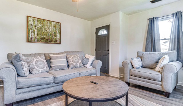 Cozy 2-bedroom bungalow with WiFi and AC in delightful Muncie