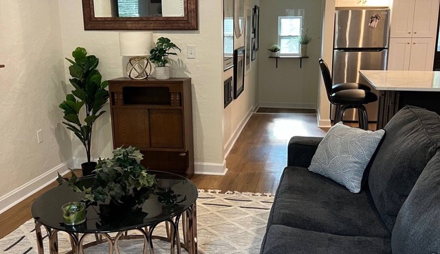 Cozy 2-Bedroom Bungalow near Theme Parks & Orlando's Top Michelin-rated spots