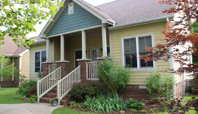 Cozy 2-bedroom bungalow in Historic Lower Town Paducah with AC, WiFi