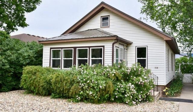 Cozy 2-bedroom bungalow with a river view near downtown