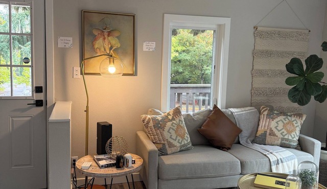 Cozy 2 bedroom bungalow house in Tukwila close to airport, minutes from Seattle!