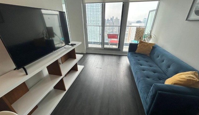 Cozy 2 Bedroom by Eaton Centre Mall
