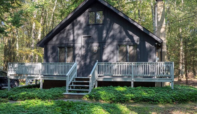 Cozy 2-bedroom cabin located in the heart of the Poconos!