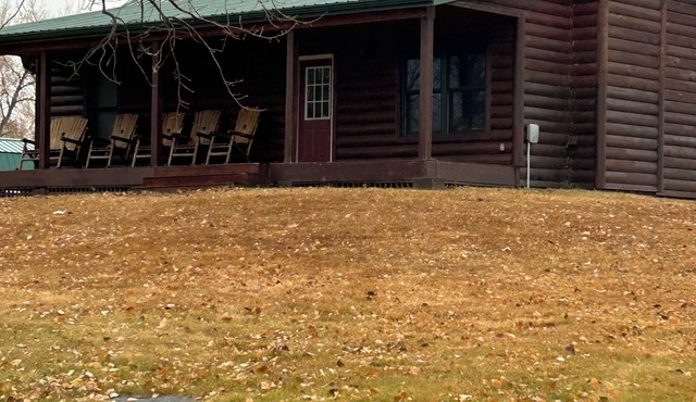 Cozy 2-bedroom cabin with WiFi, AC in serene Big Stone City