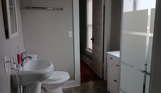 Cozy 2-bedroom cottage in charming Council Bluffs with AC