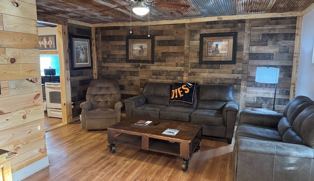Cozy 2-bedroom cabin in the woods near De Valls Bluff, close to The White River