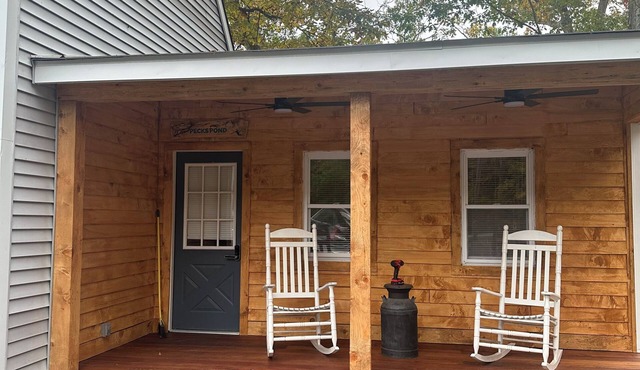 Cozy 2-bedroom cottage in serene Dingmans Ferry with AC