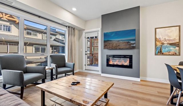 Cozy 2 bedroom condo heated outdoor pool, hot tub, near Banff and pet friendly