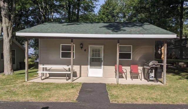 Cozy 2-bedroom cabin with lake view and access.