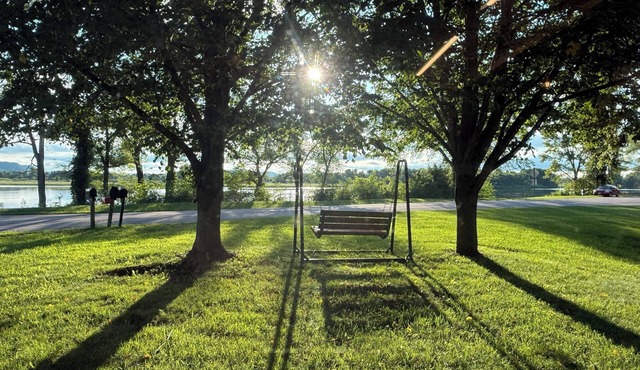 Cozy 2-bedroom cabin in charming Buffalo City with AC