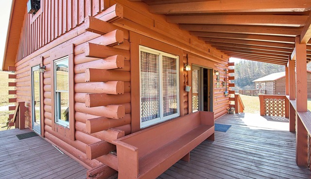 Cozy 2-bedroom cabin in charming Statts Mills with AC