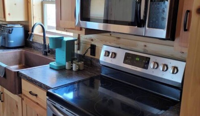 Cozy 2 bedroom cabin in peaceful Morgan Mills with Wi-Fi, AC, and amazing view.