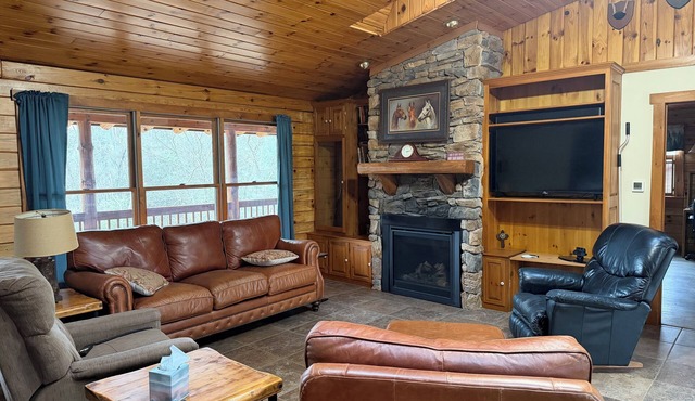 Cozy 2-bedroom cabin in lovely Warfordsburg with AC