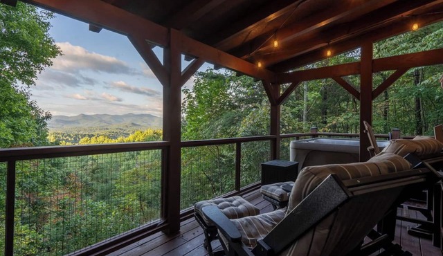 Cozy 2-bedroom cabin in beautiful Blairsville with AC, WiFi